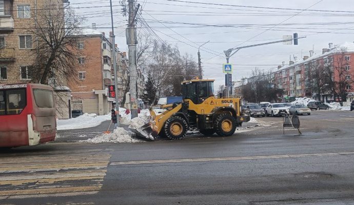 За минувшие сутки с улиц Тулы вывезли свыше 6 тысяч кубометров снега и израсходовали 33,5 тонны реагентов.