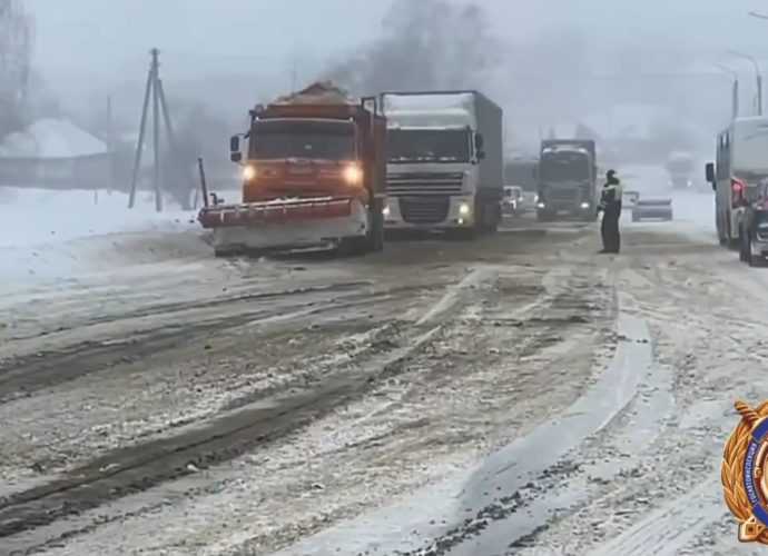 Из-за мощного снегопада 16 февраля многие автомобилисты в Туле и области оказались заблокированы на дорогах.