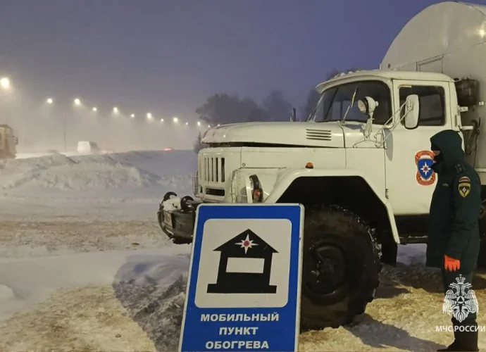 Из-за снегопада на федеральных трассах в Тульской области организовали круглосуточное дежурство спасателей. Семь мобильных пунктов обогрева работают на М-2 «Крым» и М-4 «Дон».