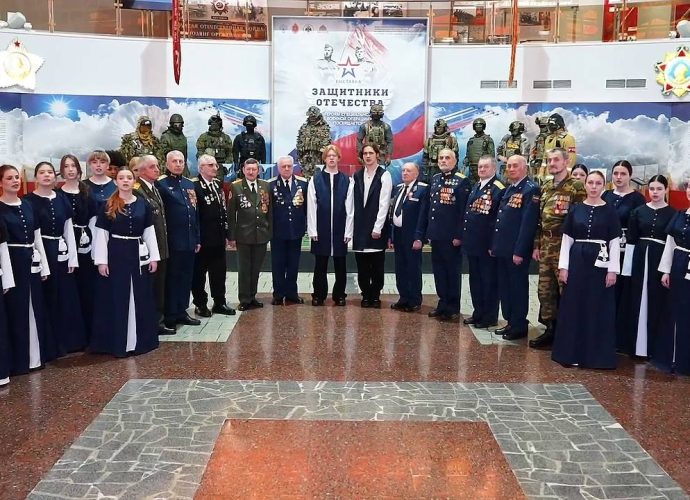 «ДарХор» исполнил патриотическую песню «Время героев» в Музее оружия