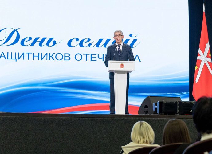 Губернатор Дмитрий Миляев поздравил семьи защитников Отечества с праздником