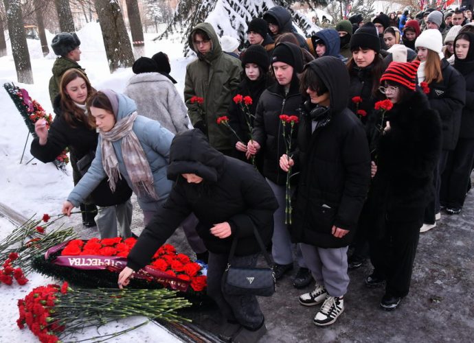 Воспитанники университетского детского сада «Солнышко» пришли на митинг в Тульский государственный университет, чтобы передать свой рисунок с изображением воина тому, кто сейчас защищает Родину. 