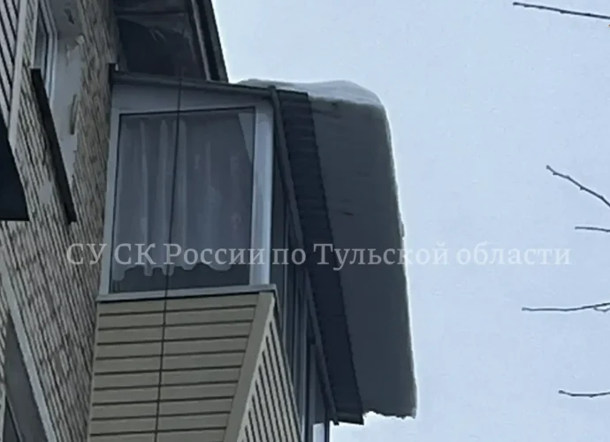 Следственный отдел по Центральному району продолжает расследование уголовного дела о травмировании 17-летнего юноши в результате схода снега и наледи с крыши дома № 103 на улице Ф. Энгельса. 