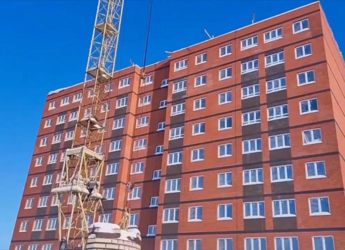В поселке Плеханово Тульской области продолжается строительство нового многоквартирного дома для детей-сирот.