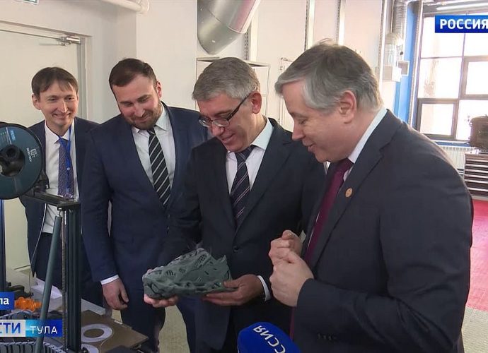 Неделя науки: губернатору подарили кроссовки, напечатанные на 3D-принтере