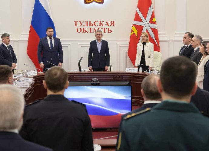 На оперативном совещании губернатор Дмитрий Миляев рассмотрел вопросы социальной сферы, культуры, спорта, связи и имущественных отношений, поступившие от жителей региона.