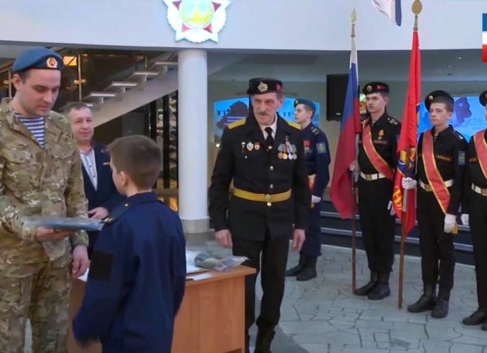 Многолюдно накануне было в Тульском музее оружия. Здесь по уже сложившейся традиции будущие защитники Отечества приняли присягу и вступили в ряды «ЮНАРМИИ» и военно-патриотического клуба «Тайфун».