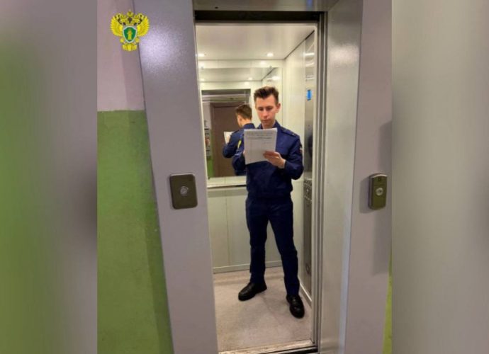 Прокуратура Советского района Тулы провела проверку по обращению местного жителя. Он пожаловался на работу лифта в многоквартирном доме № 40 на улице Первомайской.