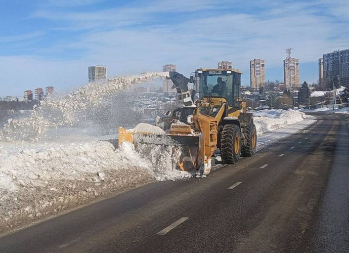 В уборке снега в Туле 23 февраля задействуют 100 единиц техники