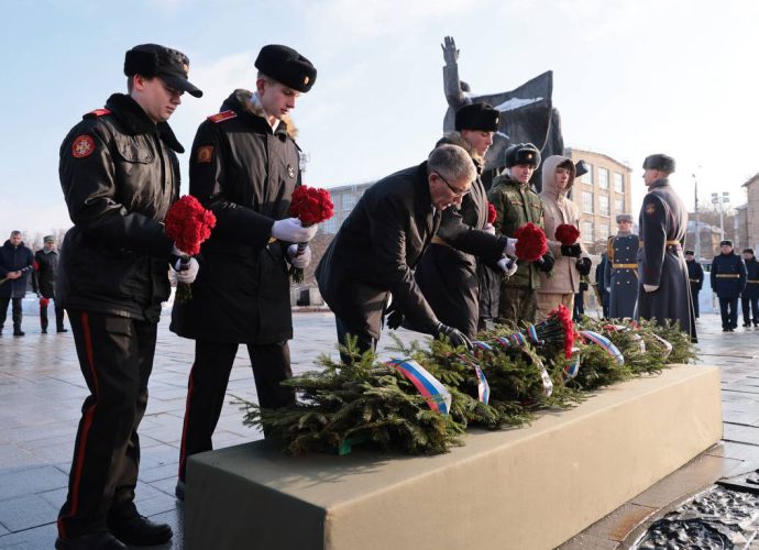 Дмитрий Миляев возложил цветы к Вечному огню