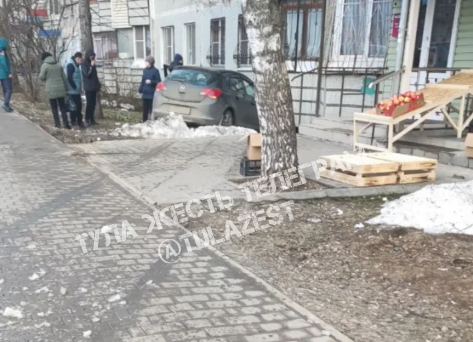 В Туле водитель умер за рулем и врезался в дом