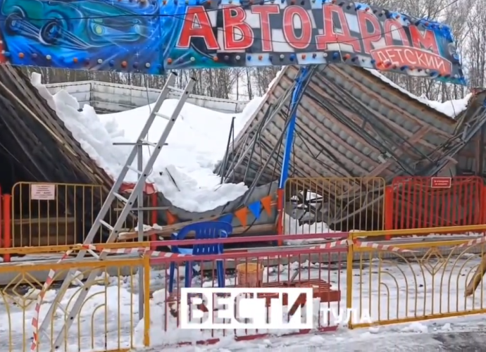 В Центральном парке под тяжестью снега обрушилась часть навеса автодрома