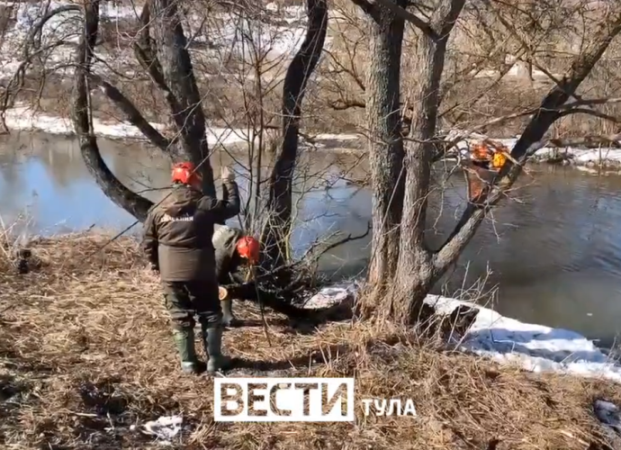На берегу Тулицы расчищают русло перед паводком: ВИДЕО