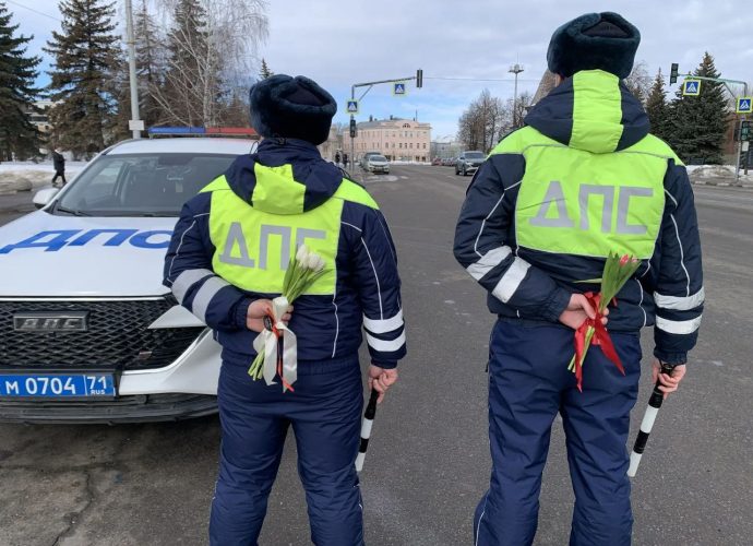 Цветы и комплименты вместо штрафов: тульские автоинспекторы поздравили автоледи с 8 Марта