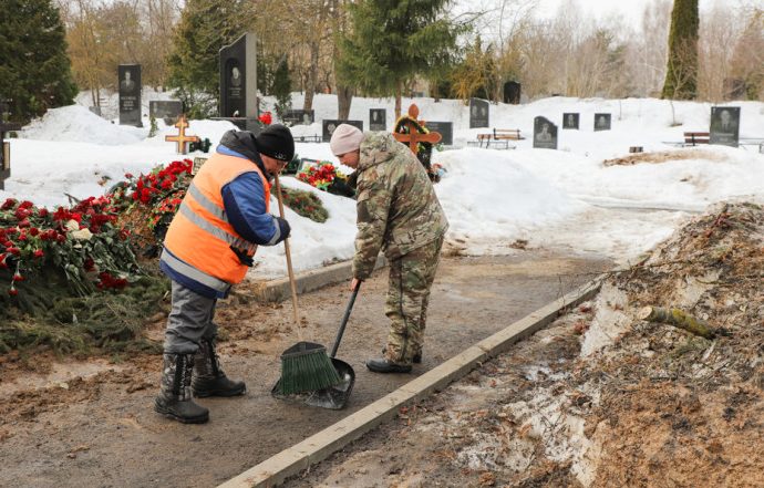 Глава администрации города Тулы Илья Беспалов провёл выездное рабочее совещание на Смоленском кладбище. Главной темой стала подготовка городских некрополей к предстоящему празднику Пасхи, которая в этом году отмечается рано.
