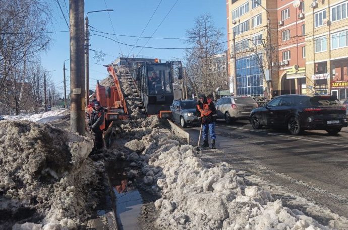 За минувшие сутки, 10 марта, с улиц города вывезли более 4,6 тысячи кубометров снега и израсходовали 286 тонн противогололедных материалов.