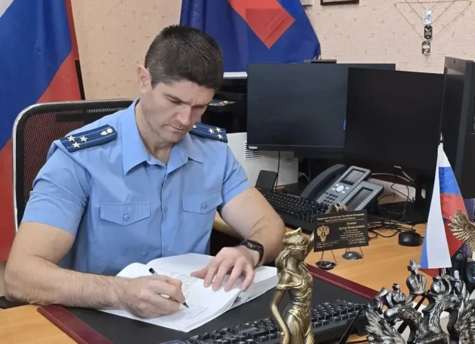 В Щекинском районе будут судить инженера УК, из-за которого ребенок упал в люк подвала