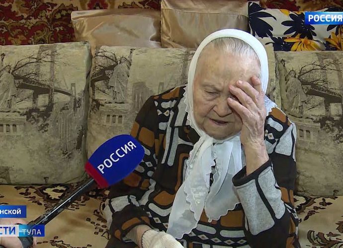 «Не спала б ночь и помогала, чтоб победили наши». 99-летняя жительница Донского делает заготовки для масксетей