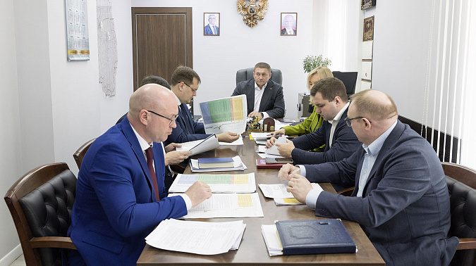 19 марта в правительстве Тульской области прошло совещание под руководством заместителя губернатора Владимира Цибульского. Главной темой стала реализация трёх приоритетных инфраструктурных проектов: реконструкция трассы Тула – Новомосковск, строительство третьего пускового комплекса Восточного обхода Тулы и автодороги с реконструкцией части Калужского шоссе в районе ЖК «Новая Тула».