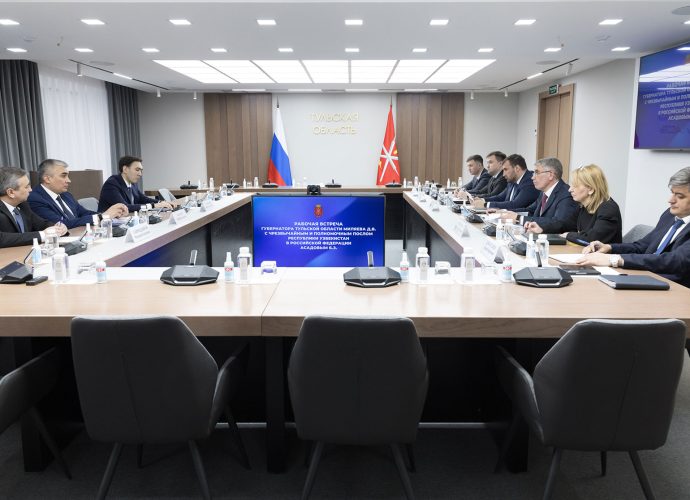 Губернатор Дмитрий Миляев встретился с Чрезвычайным и Полномочным Послом Республики Узбекистан в РФ Ботиржоном Асадовым. Стороны обсудили развитие торговых, экономических и культурных связей.