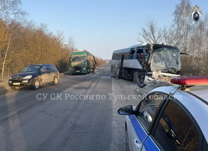 Под Алексином автобус столкнулся с грузовиком: один человек погиб