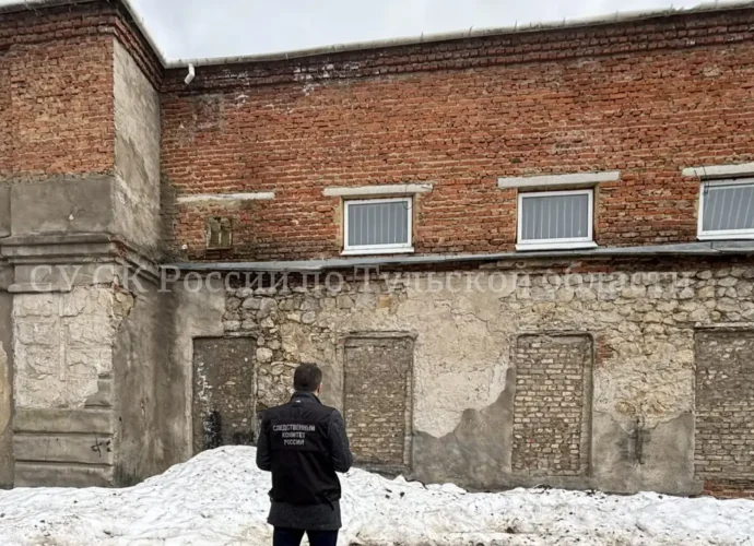 Следователи следственного отдела по Зареченскому району Тулы возбудили уголовное дело по факту травмирования несовершеннолетнего в результате схода наледи.