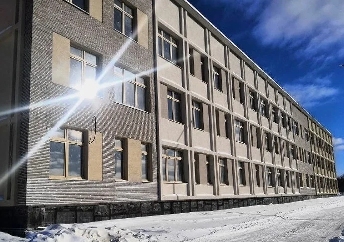 Школа на 1100 мест в «Суворовском-2» готова наполовину: строители приступили к отделке