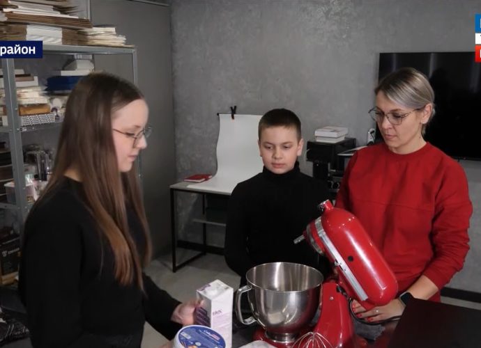 Любовь Кучура, многодетная мать, волонтёр и кондитер из Тульской области, стала финалисткой первой региональной премии «Женщина-Героиня» Тульской области.