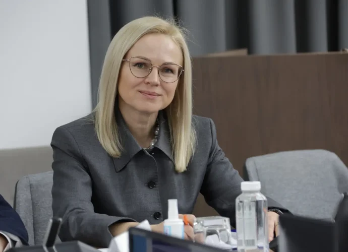 На рабочей встрече губернатора Дмитрия Миляева с главами администраций муниципалитетов глава администрации рабочего поселка Новогуровский Олеся Незнанова представила доклад об итогах развития территории в 2025 году.
