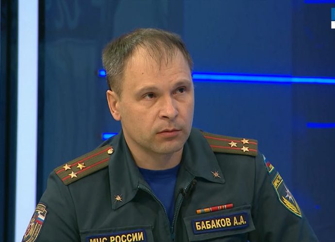 По прогнозам Гидрометцентра, половодье придет в Тульский регион уже к середине марта. Минувшая зима была аномально снежной и морозной. Реки вновь готовятся выйти из берегов. Насколько масштабными могут быть последствия разлива большой воды в этом году, мы узнаем у Александра Бабакова, временно исполняющего обязанности заместителя начальника Главного управления МЧС России по Тульской области. 