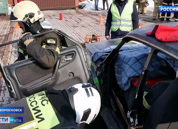 Ювелирно разрезать металл с зажатыми внутри людьми: в Новомосковске прошли соревнования спасателей