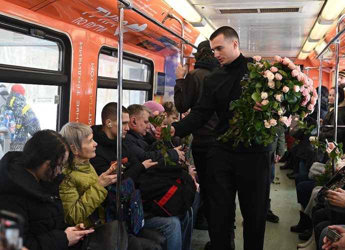 Пассажиркам Московского метро подарили розы, выращенные на тульской земле