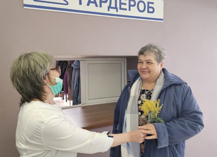 Мимозы, песни и стихи: в тульской больнице поздравили женщин с наступающим 8 Марта