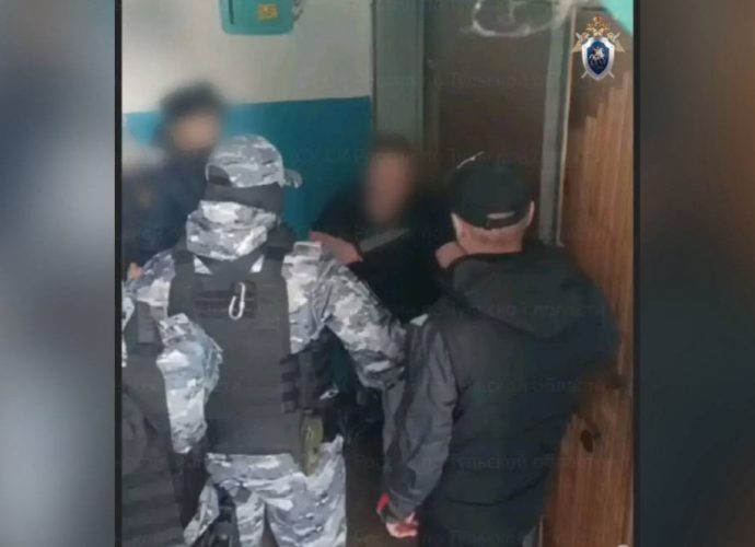 Следователи завершили расследование уголовного дела против жительницы Тулы, которая в марте прошлого года напала на сотрудника УФССП с ножом.