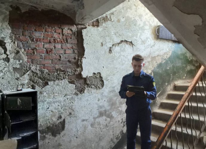 После публикации в СМИ прокуратура проверила состояние подъезда в тульском доме