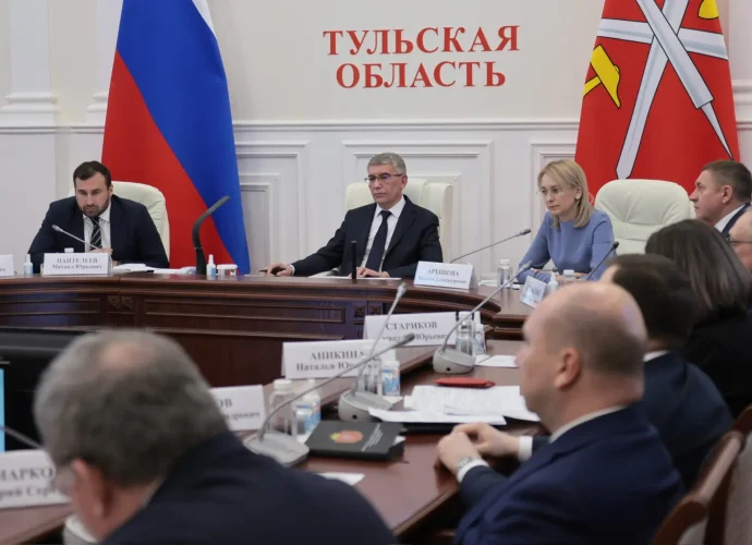 По итогам доклада о работе Семейного многофункционального центра губернатор Тульской области Дмитрий Миляев дал ряд поручений, направленных на усиление помощи семьям с детьми и повышение безопасности подрастающего поколения.