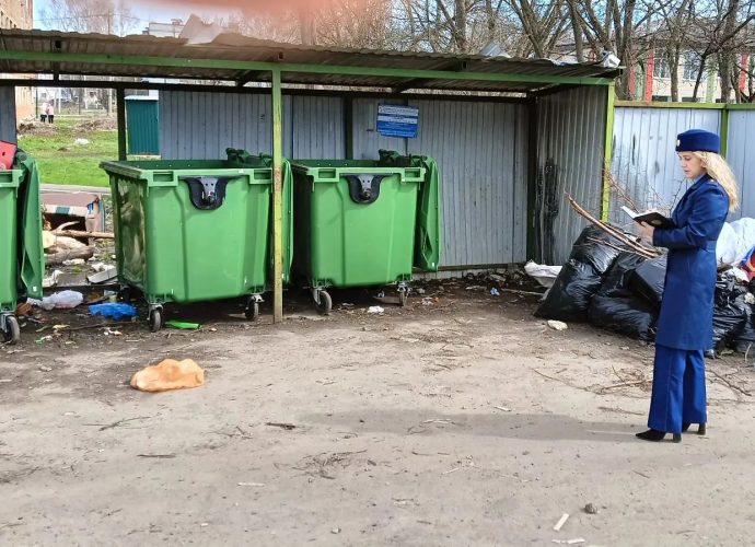 У дома №5 на Спортивной в поселке Куркино прокуратура обнаружила горы мусора.