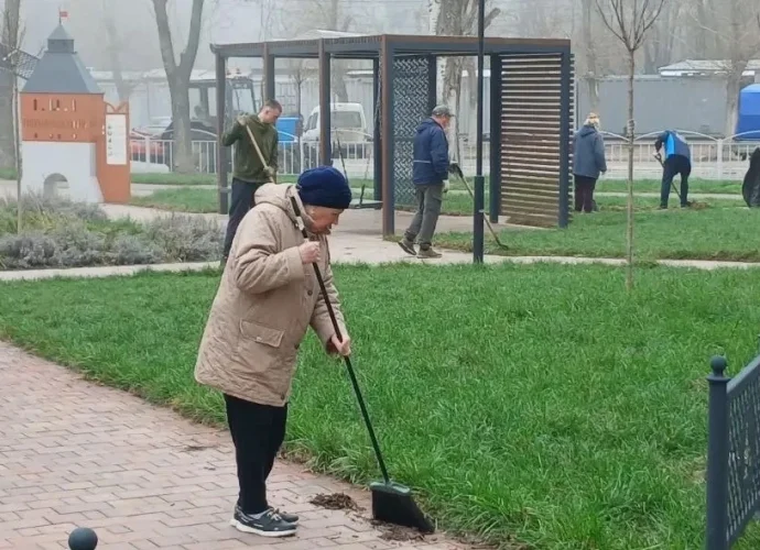 Тульские специалисты, участвующие в восстановлении города, вместе с местными жителями вышли на уборку Тульского сквера.