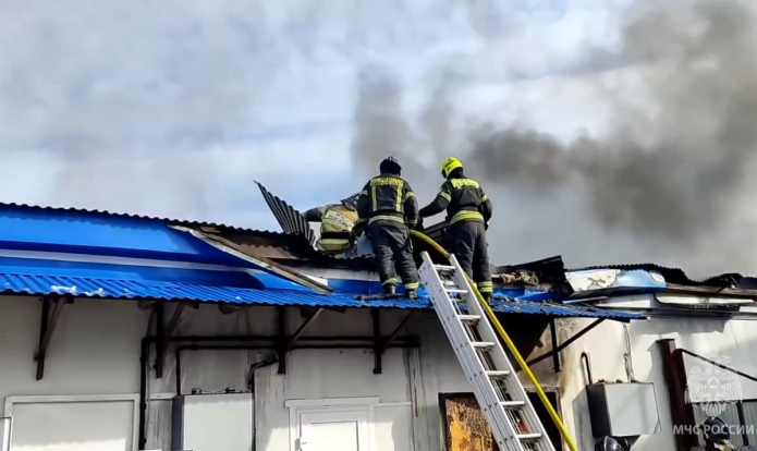 В Щёкино горит склад на площади 2800 кв. м.