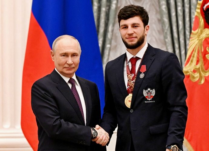 Владимир Путин наградил Джамбулата Бижамова за победу на чемпионате мира по боксу