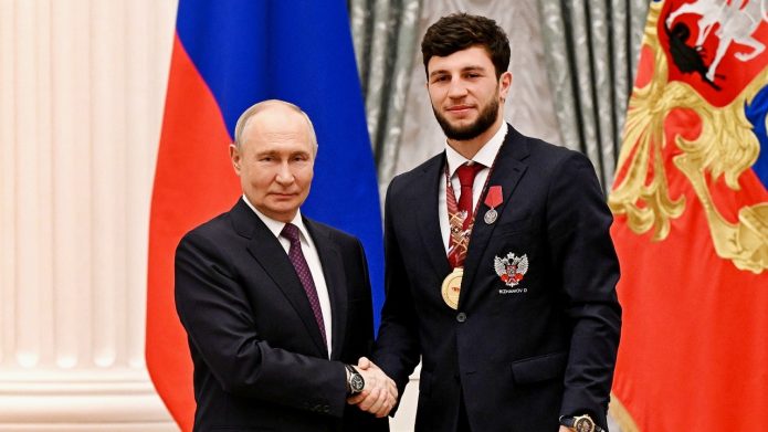 Владимир Путин наградил Джамбулата Бижамова за победу на чемпионате мира по боксу