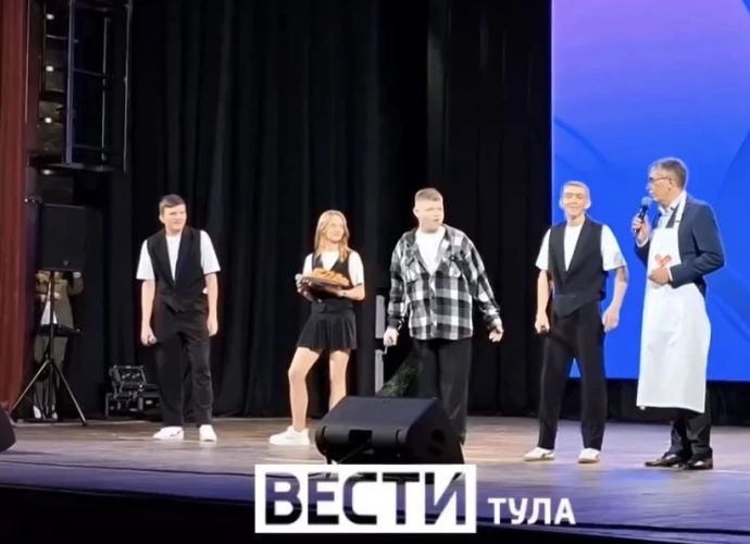 Дмитрий Миляев вышел на сцену вместе с детской командой КВН