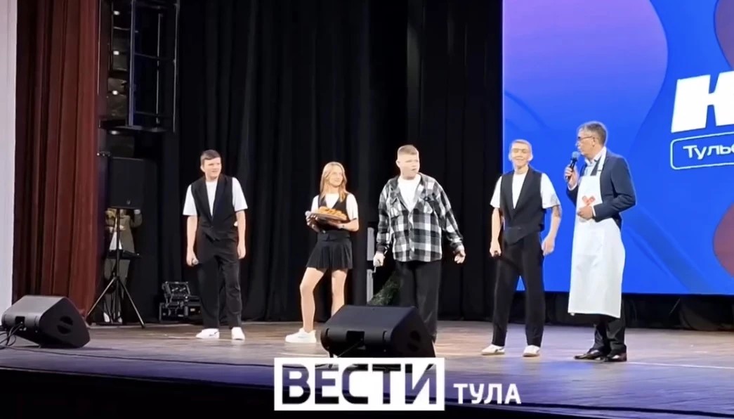 Дмитрий Миляев вышел на сцену вместе с детской командой КВН