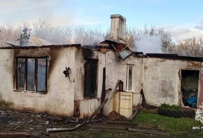 Сегодня вечером в селе Ержино Чернского района загорелся частный жилой дом на улице Молодежная. 