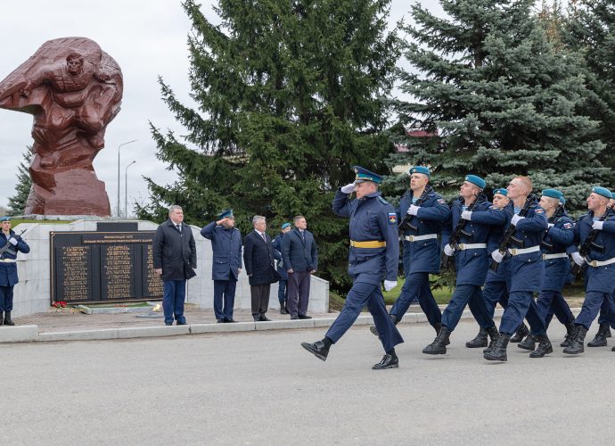 В Туле отметили 82-ю годовщину формирования 106-й гвардейской воздушно-десантной дивизии