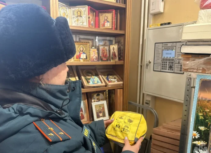 В преддверии Светлого Христова Воскресения сотрудники МЧС России проводят профилактические визиты в храмы региона.