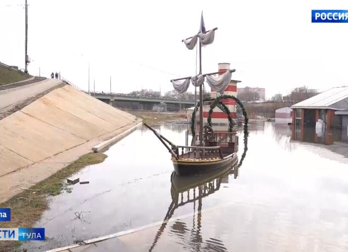 Вода добралась и до Пролетарской набережной Тулы. Проезд закрыт и на набережной Дрейера.