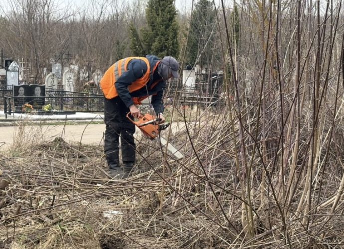 В Туле к Пасхе приводят в порядок городские кладбища