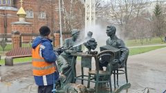 В Туле моют памятники в рамках месячника чистоты