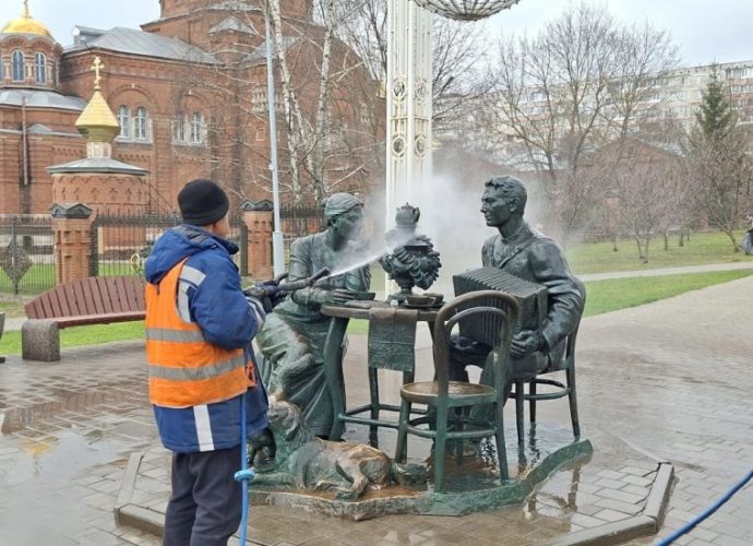 В Туле моют памятники в рамках месячника чистоты